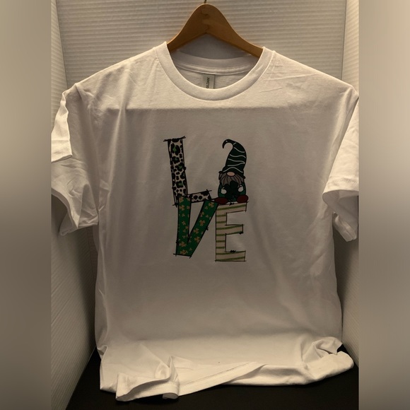 Everyone loves a tee shirt : The four leaf clover love Gnome. - Picture 2 of 3
